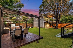 Outdoor dining - Luxe Retreat with Hot Tub, Home Theater & Game Room (Dallas)
