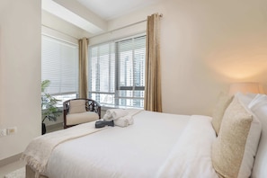 2 bedrooms, desk, iron/ironing board, WiFi