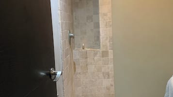 Superior Room, City View | Bathroom | Shower, towels