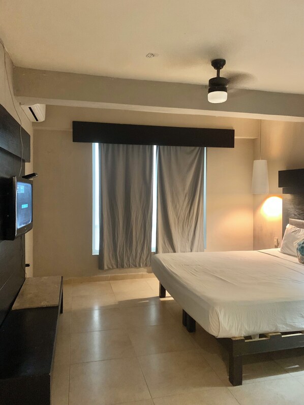 Economy Single Room | Individually decorated, free WiFi, bed sheets - 5th Avenue Room By BLVD (Playa del Carmen)