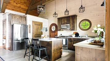 Een magnetron, een oven, een kookplaat, een vaatwasser