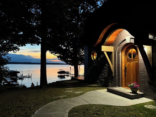 LUXURIOUS WATERFRONT CABIN ON OWASCO LAKE