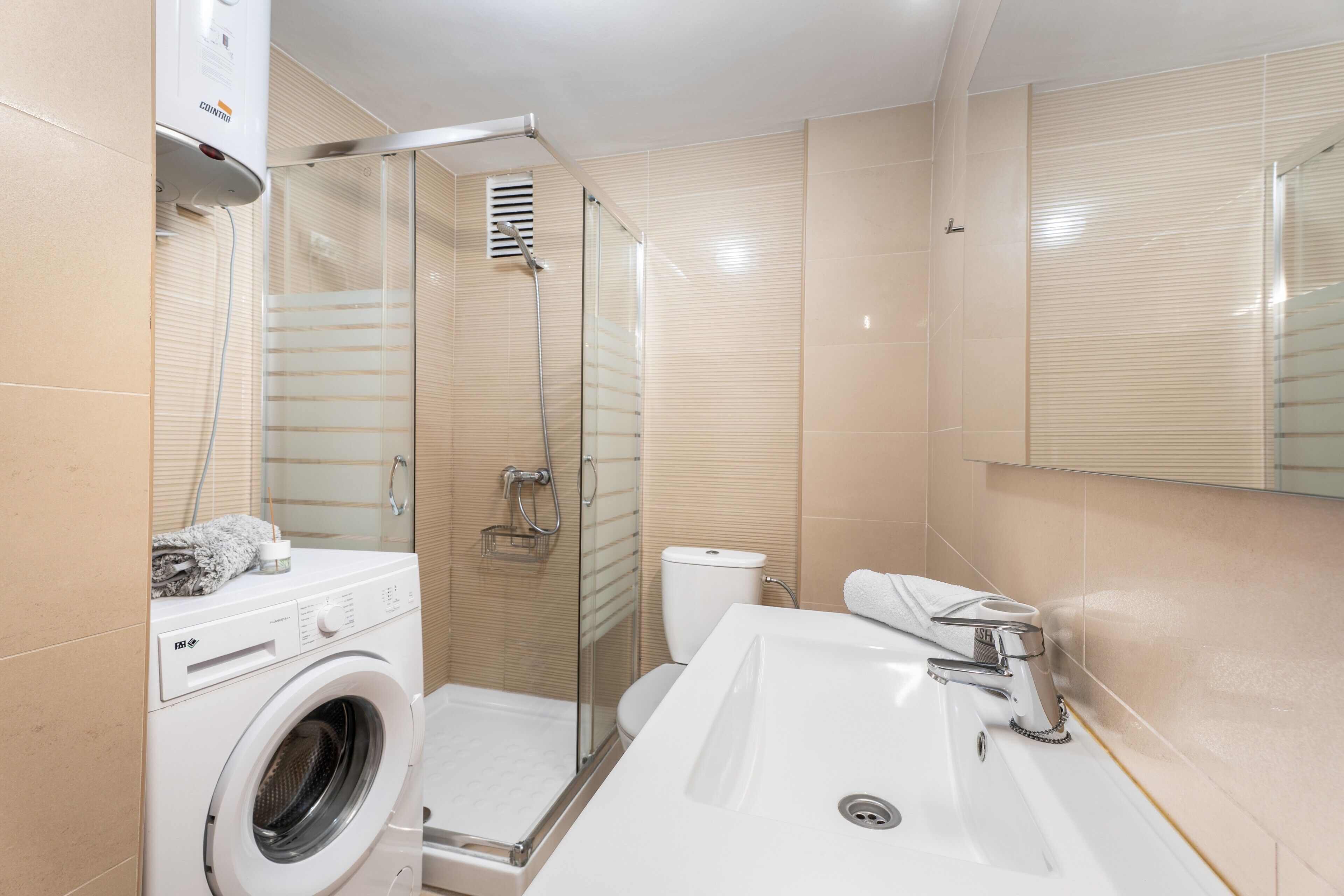 Een douche, een haardroger, handdoeken