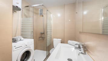 Een douche, een haardroger, handdoeken