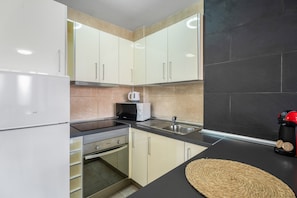 Fridge, microwave, stovetop, coffee/tea maker - 'Chasna' Holidays with Shared Pool, Shared Garden and Wi-Fi (Arona)