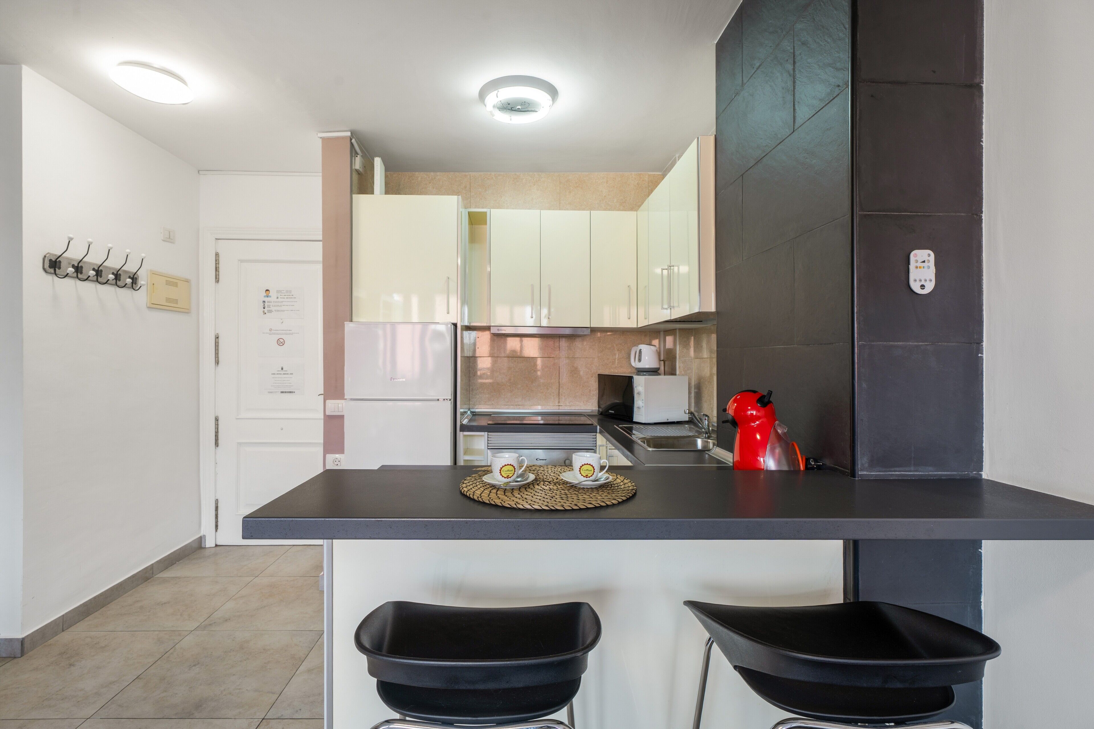 Réfrigérateur, micro-ondes, plaque de cuisson, cafetière/bouilloire