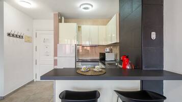 Réfrigérateur, micro-ondes, plaque de cuisson, cafetiÚre/bouilloire