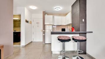 KĂŒhlschrank, Mikrowelle, Herdplatte, Wasserkocher mit Kaffee-/Teezubehör