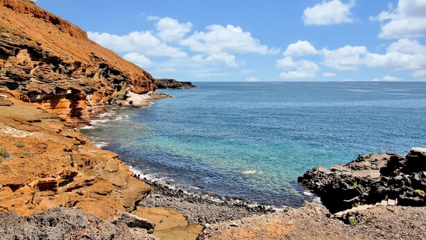 A coastal landscape with rocky cliffs and clear blue sea. - 'Chasna' Holidays with Shared Pool, Shared Garden and Wi-Fi (Arona)