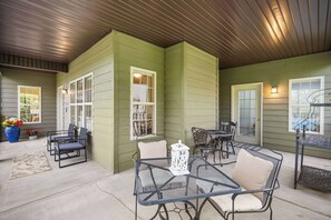 Outdoor dining - The Charming Retreat – For 6! (Branson West)
