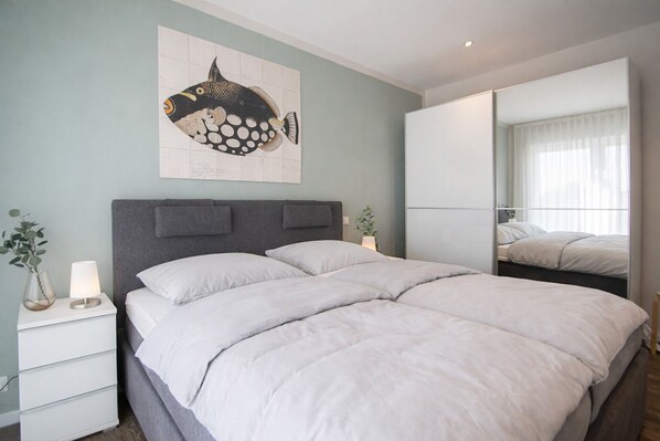 3 habitaciones, tabla de planchar con plancha y cuna de viaje 