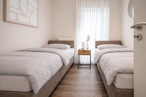 3 habitaciones, tabla de planchar con plancha y cuna de viaje 