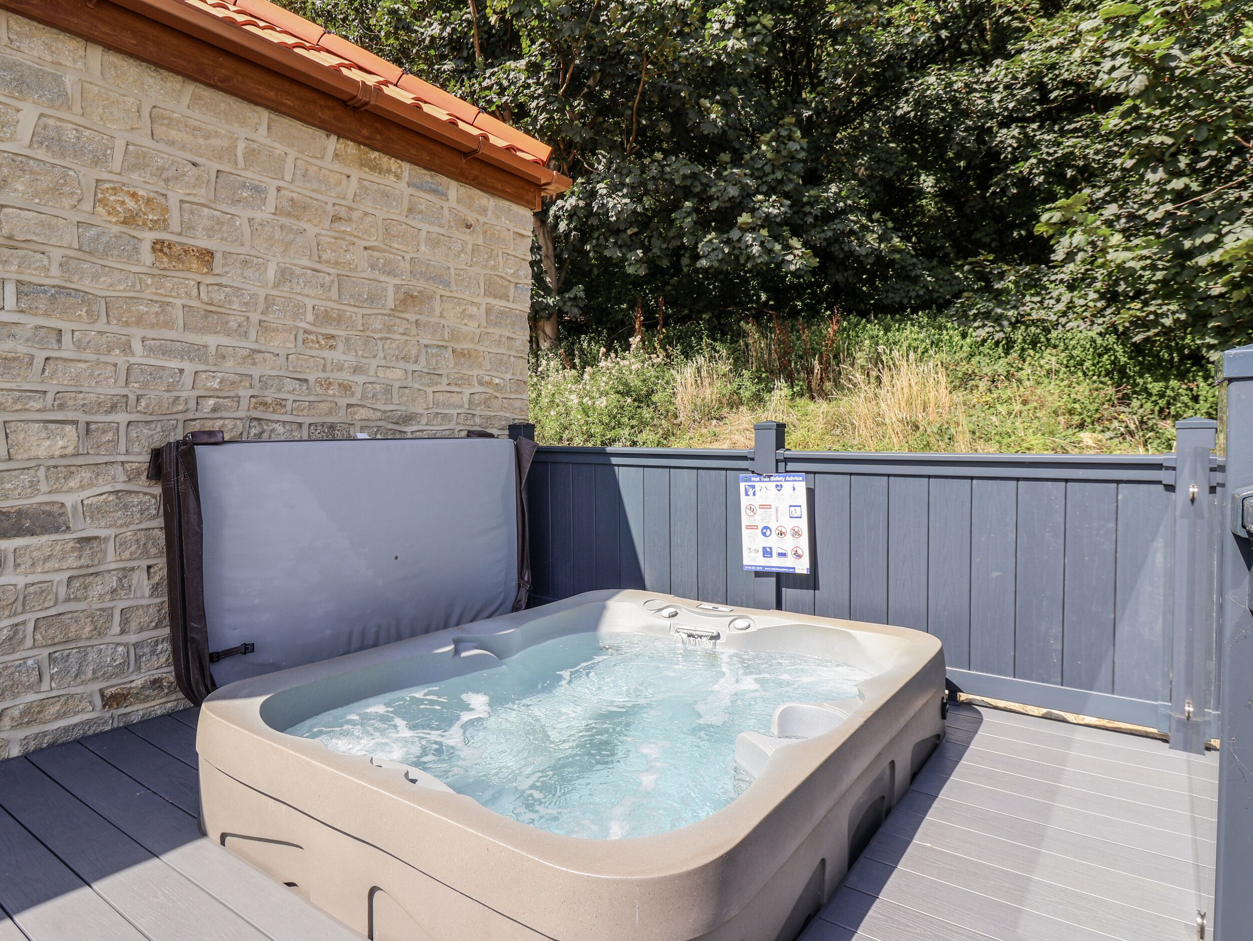 Cottage | Outdoor spa tub
