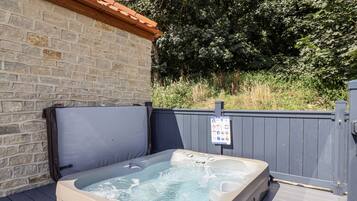 Cottage | Outdoor spa tub