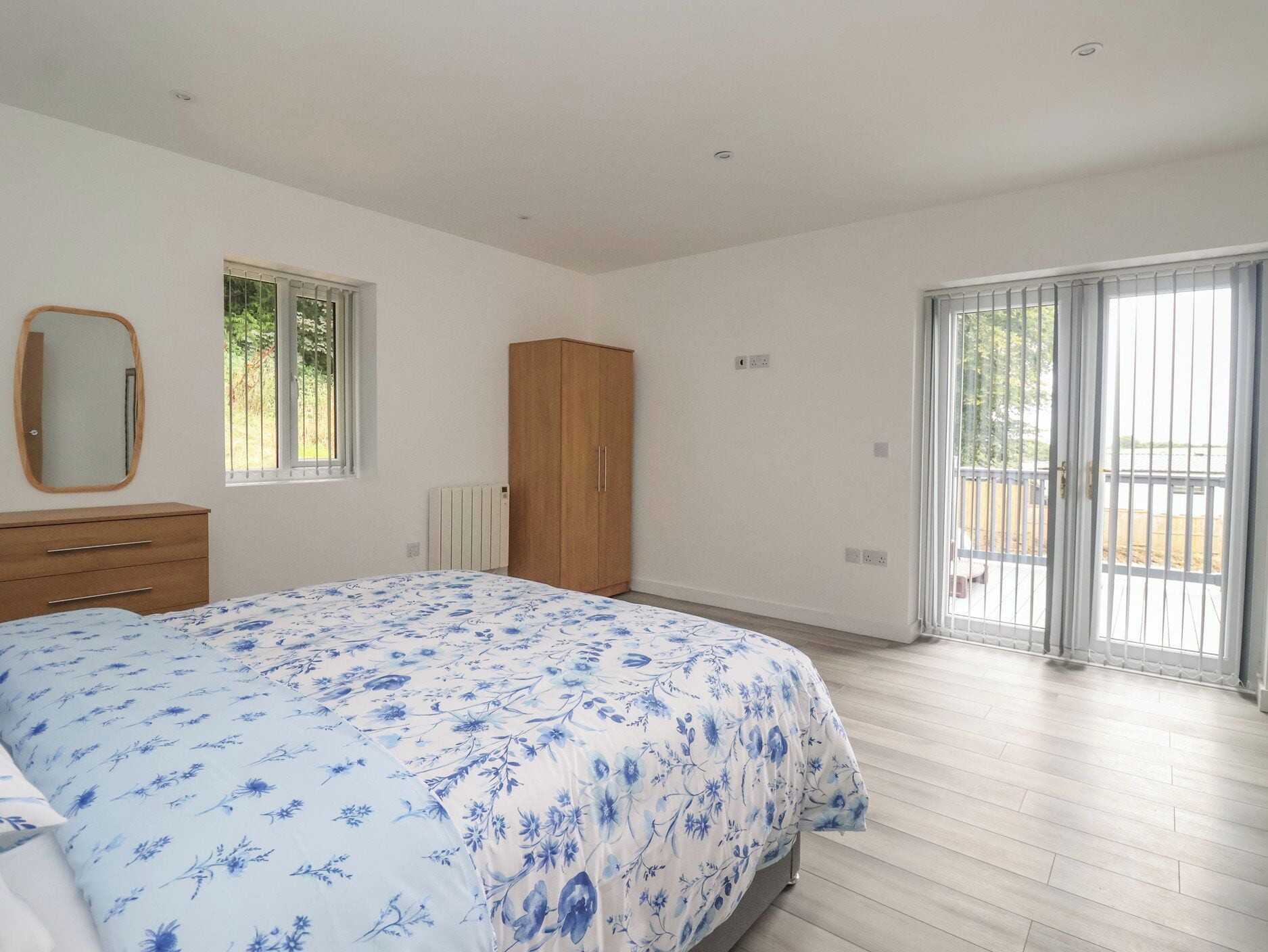 2 Schlafzimmer, individuell dekoriert, individuell eingerichtet