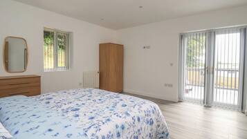 2 Schlafzimmer, individuell dekoriert, individuell eingerichtet