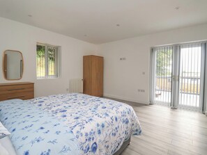 2 Schlafzimmer, individuell dekoriert, individuell eingerichtet