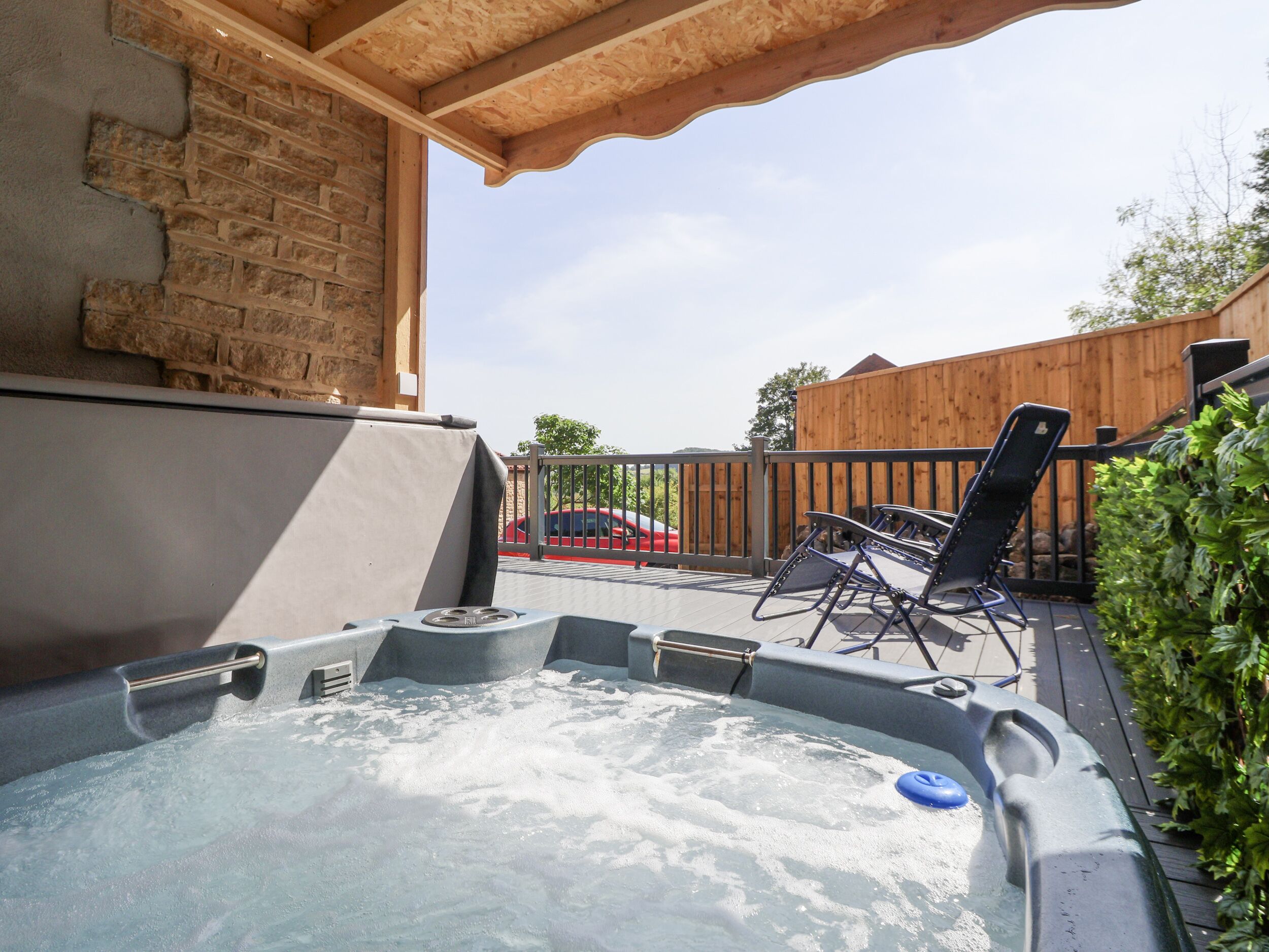 Cottage | Outdoor spa tub