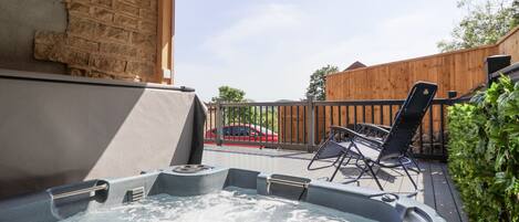 Cottage | Outdoor spa tub