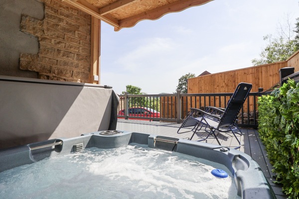 Cottage | Outdoor spa tub