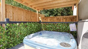 Cottage | Outdoor spa tub