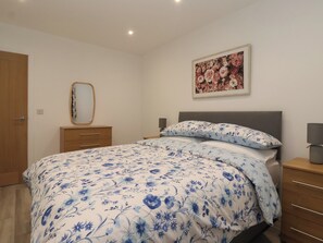 2 quartos, individualmente decorados, individualmente mobiliados