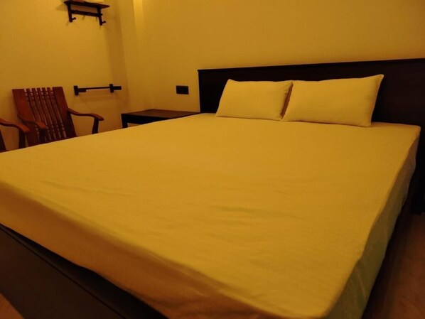 1 habitación, tabla de planchar con plancha y ropa de cama 