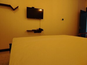 1 chambre, bureau, fer et planche à repasser, draps fournis