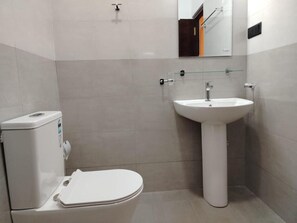 シャワー、タオル、トイレットペーパー