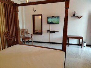 1 chambre, fer et planche à repasser, draps fournis