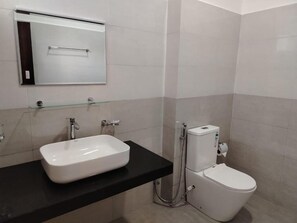 Douche, serviettes fournies, papier de toilette