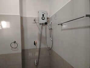 Chuveiro, toalhas de banho, papel higiênico