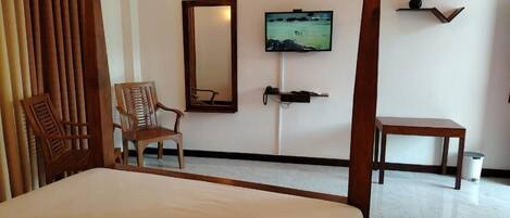 1 dormitorio, tabla de planchar con plancha, ropa de cama