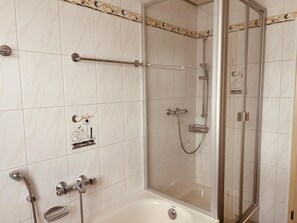 Chuveiro, secador de cabelo, toalhas de banho