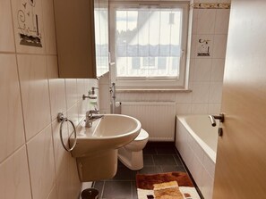 Douche, sèche-cheveux, serviettes fournies