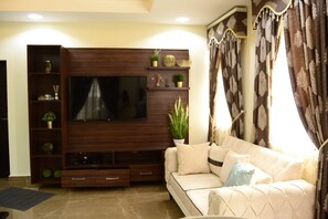 Junior Room, Balcony, City View | Living area