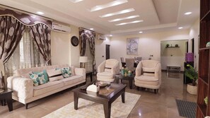 Habitació júnior, balcó, vistes a la ciutat | Sala d'estar