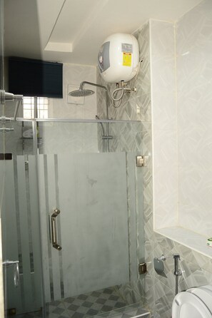 Junior Room, Balcony, City View | Bathroom | Free toiletries, hair dryer, towels, soap