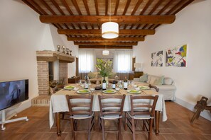 Smart TV, fireplace - Private pool, A/C, Wifi, enchanting views, vineyards and 5mins to shops & bars (Fabro)