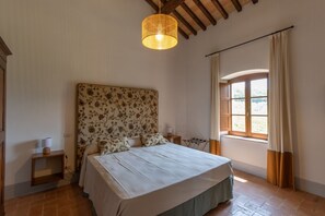 4 bedrooms, desk, iron/ironing board, travel crib