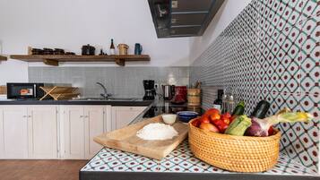 Frigorifero, microonde, forno, piano cottura