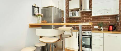 Køleskab, mikrobølgeovn, ovn, kogeplade