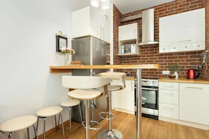 Réfrigérateur, four à micro-ondes, un four, surface de cuisson