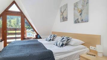 Een strijkplank/strijkijzer, reisbedje, wifi, beddengoed