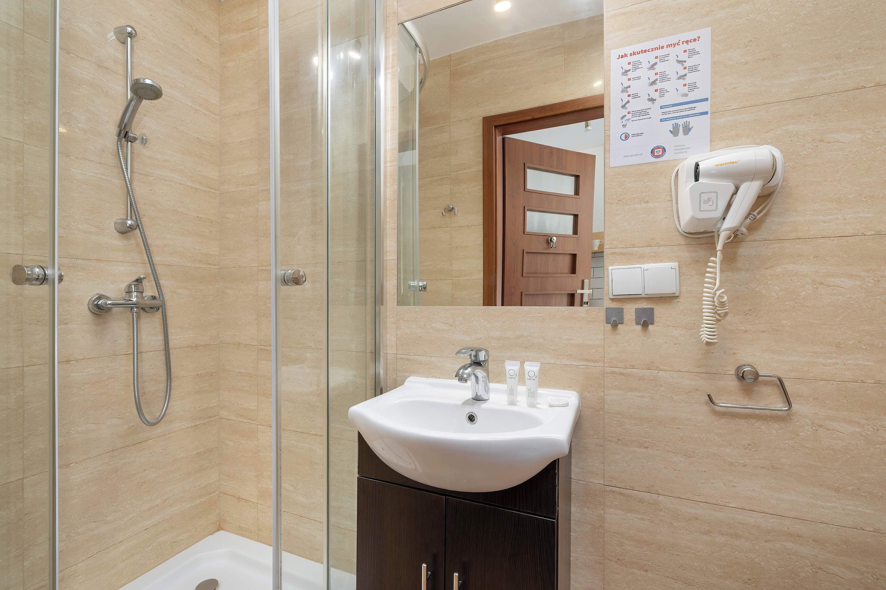 Suihku, hiustenkuivaaja, pyyhkeet