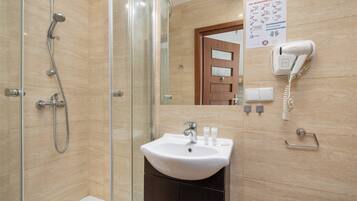 Een douche, een haardroger, handdoeken