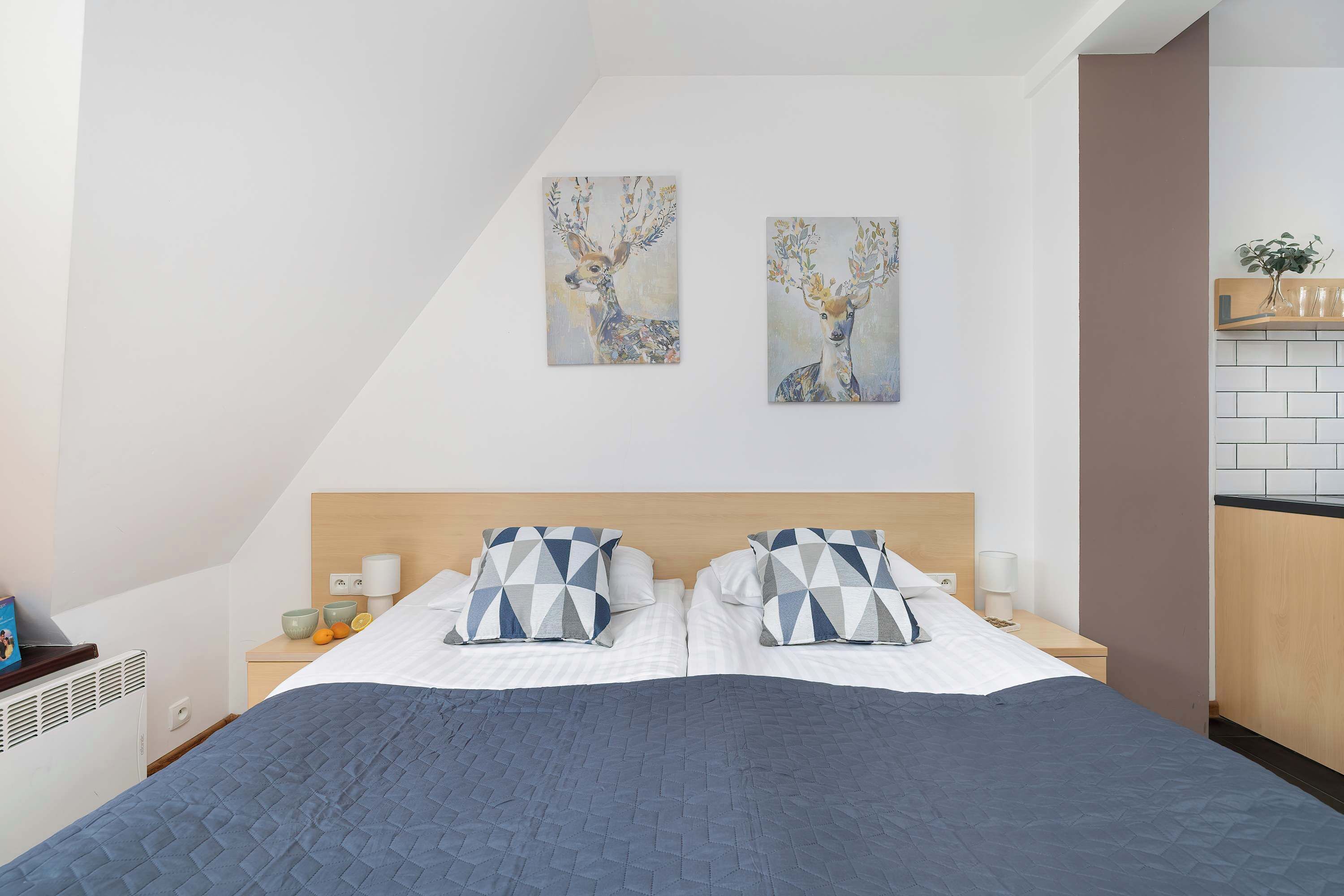 Silitysrauta/-lauta, vauvan matkasänky, Wi-Fi, vuodevaatteet