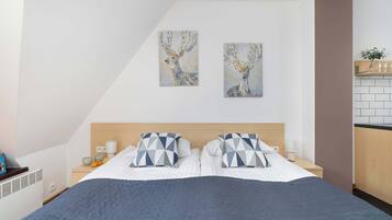 Een strijkplank/strijkijzer, reisbedje, wifi, beddengoed