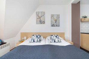 Tabla de planchar con plancha, cuna de viaje, wifi y ropa de cama 