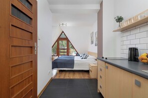 Iron/ironing board, travel crib, WiFi, bed sheets